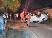 Colisão deixa feridos e carro capotado em Arapiraca