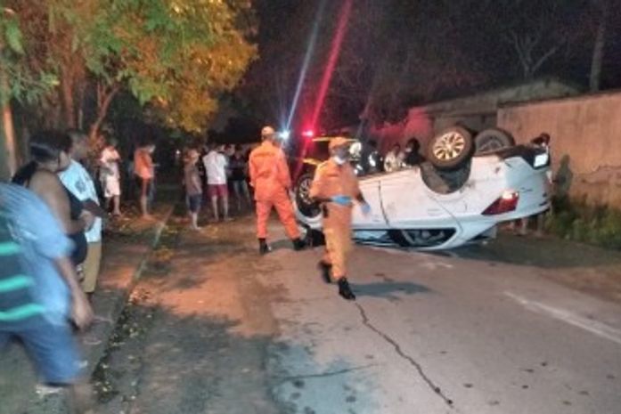 Colisão deixa feridos e carro capotado em Arapiraca