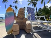 Ilumina instala Papai Noel de "areia" ao lado da Cadeira Gigante para o Natal de Maceió