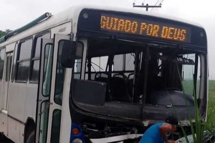 Duas pessoas morrem presas às ferragens após colisão entre carro e ônibus em Porto Calvo