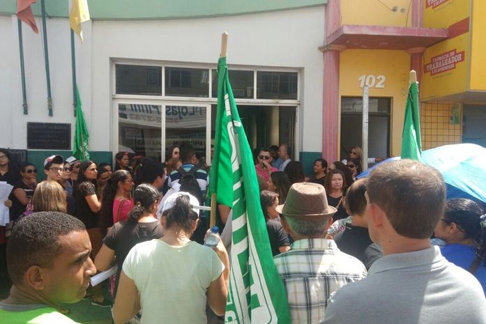 Professores da rede municipal realizam protesto no centro de Arapiraca
