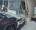 Mulher perde controle de veículo e derruba fachadas de lojas, ao desviar de ciclista 