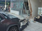 Mulher perde controle de veículo e derruba fachadas de lojas, ao desviar de ciclista 