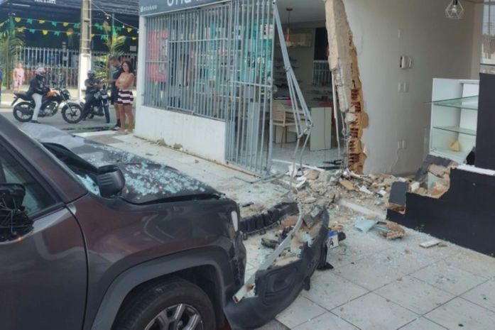 Mulher perde controle de veículo e derruba fachadas de lojas, ao desviar de ciclista