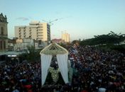 Milhares de fiéis participam da procissão de Nossa Senhora dos Prazeres