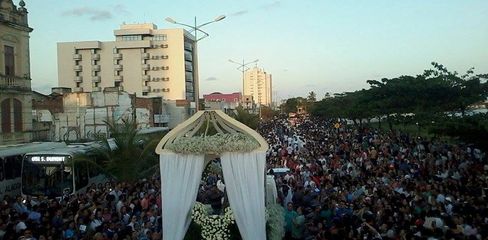Milhares de fiéis participam da procissão de Nossa Senhora dos Prazeres