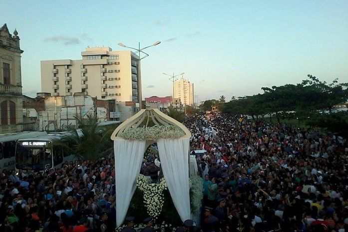 Milhares de fiéis participam da procissão de Nossa Senhora dos Prazeres