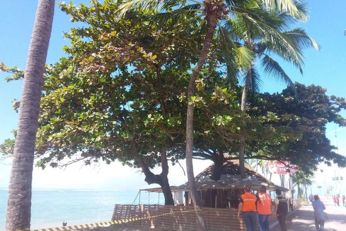 Com risco de desabamento, Defesa Civil interdita barraca na orla da Jatiúca