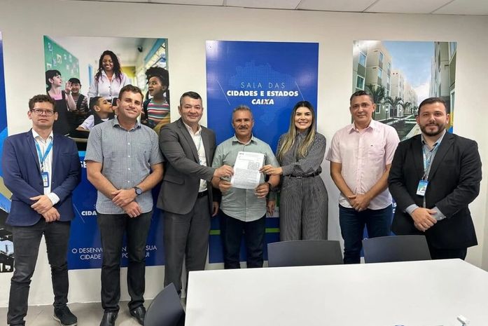 Senador Rui Palmeira ganha presente adiantado de aniversário com assinatura de convênio para construção de 25 casas