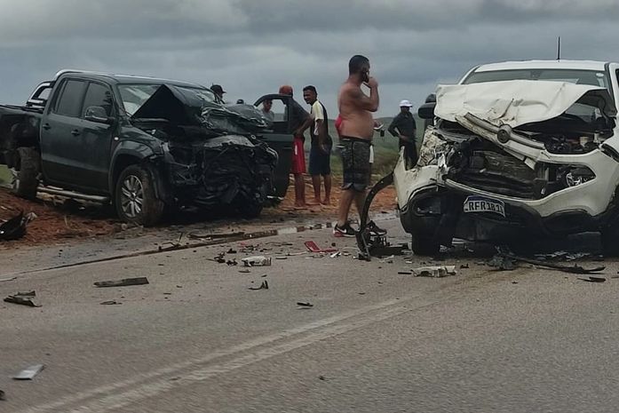 Homem morre e adolescente fica ferida após colisão entre três veículos, na AL-105