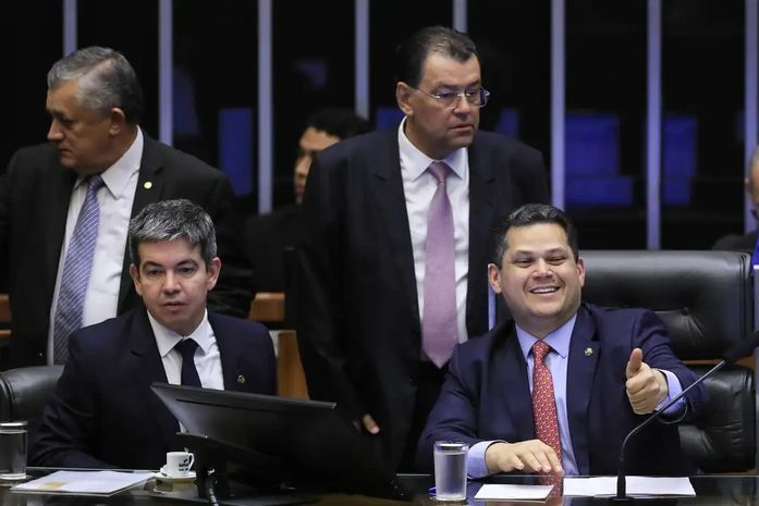 Orçamento de 2025 é aprovado pelo Congresso; texto reduz Bolsa Família e amplia vale-gás e Minha Casa, Minha Vida