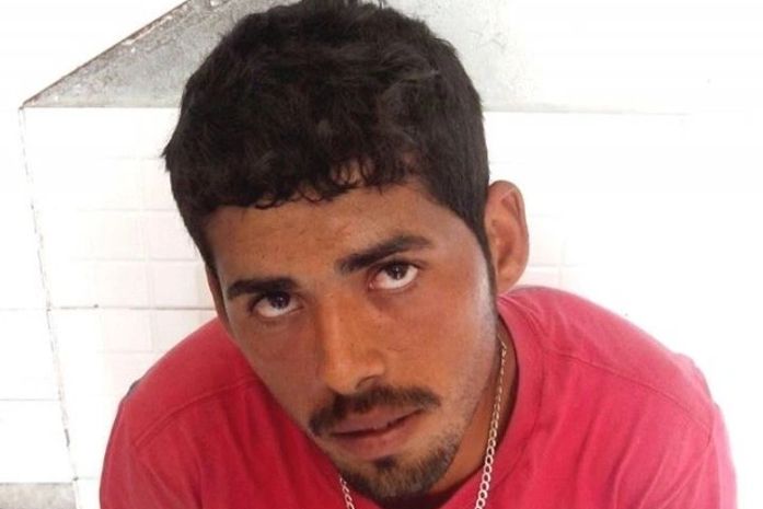 Rafael Santos de Oliveira, 24 anos, residente na ‘Vila Matias’, foi preso durante blitz com a arma na cintura (Foto: 11º BPM)