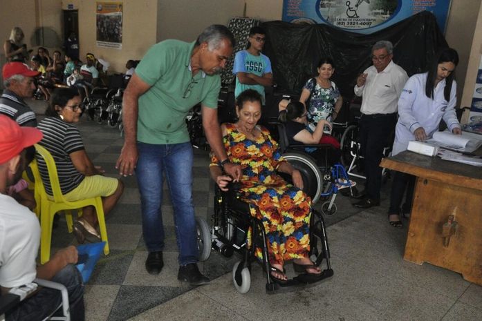 Complexo Tarcizo Freire entrega órteses e cadeira de rodas a pacientes
