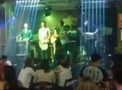 Vídeo: internauta flagra homem agredindo esposa em bar na Serraria 