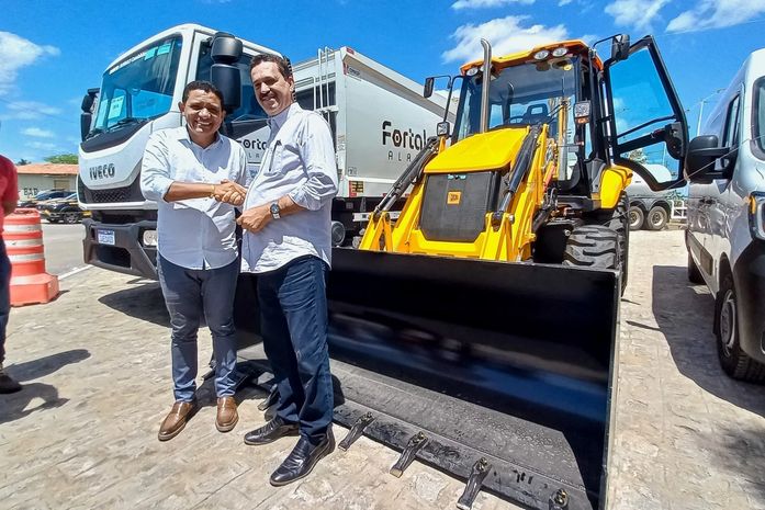 Prefeitura de Palmeira recebe retroescavadeira do Conagreste