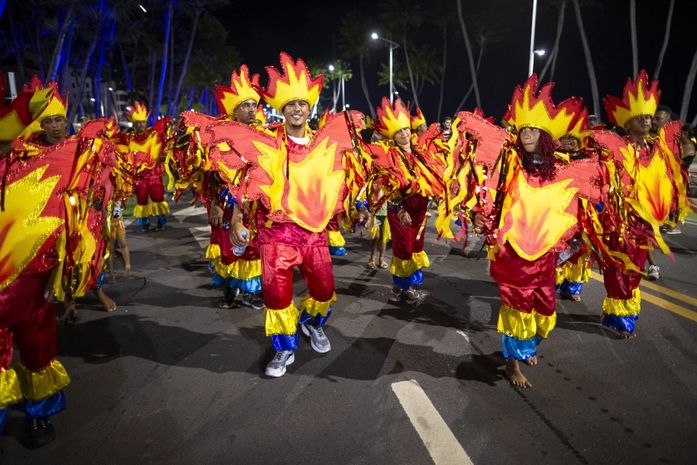 Desfile das escolas de samba celebra tradição da cultura local e anima público
