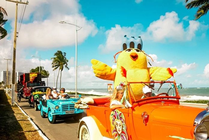 Desfile do Corso Carnavalesco e Pinto da Madrugada alegram orla marítima de Maceió
