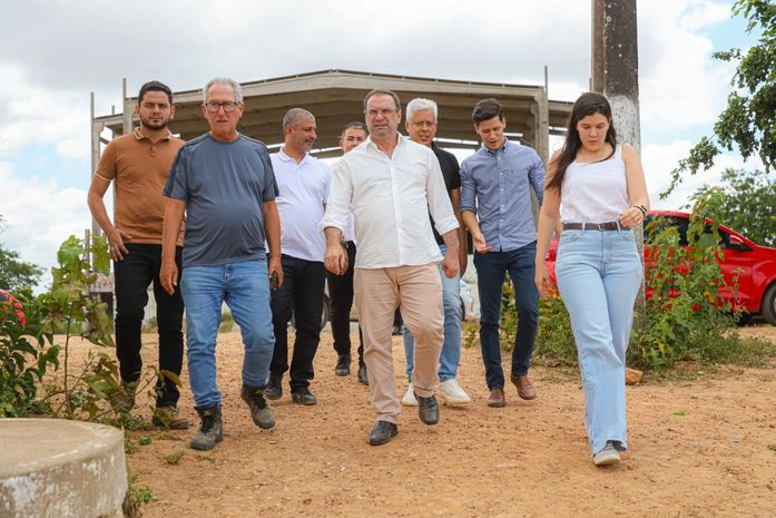 Prefeito Luciano e secretários visitam o Morro Santo da Massaranduba