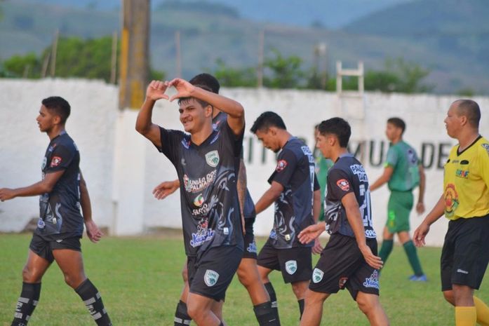 Na última quarta, os jogadores fizeram a festa depois de meter 8 x 0 no Miguelense