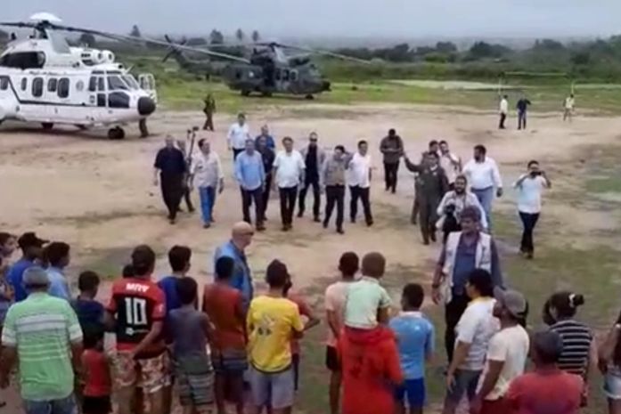 "Fora da programação" da viagem a AL, Bolsonaro faz parada em povoado no interior do estado; veja vídeo