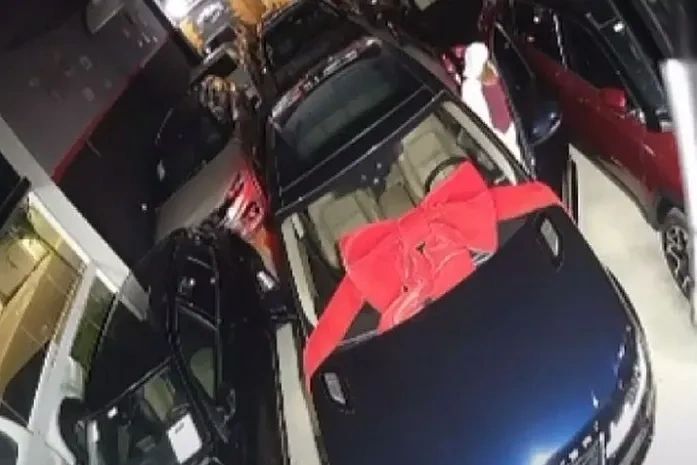 Carro de luxo roubado de concessionária em Maceió