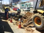 Casal trabalha para consertar adutora e regularizar abastecimento no Farol