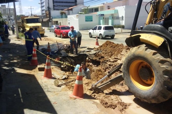 Casal trabalha para consertar adutora e regularizar abastecimento no Farol