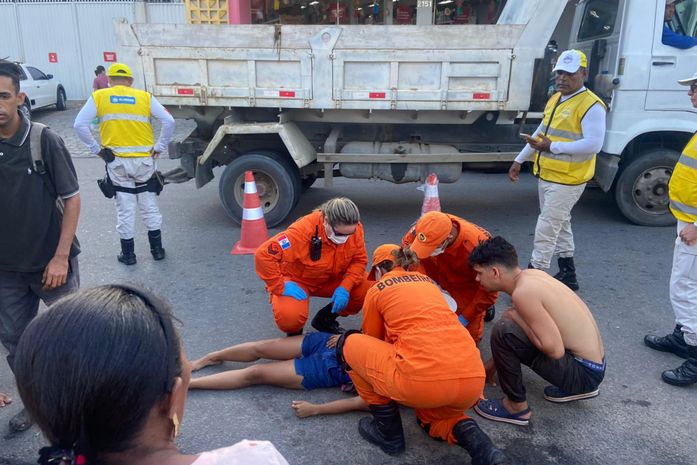 Mulher fica ferida após acidente no Jacintinho e é socorrida por agentes da Ronda