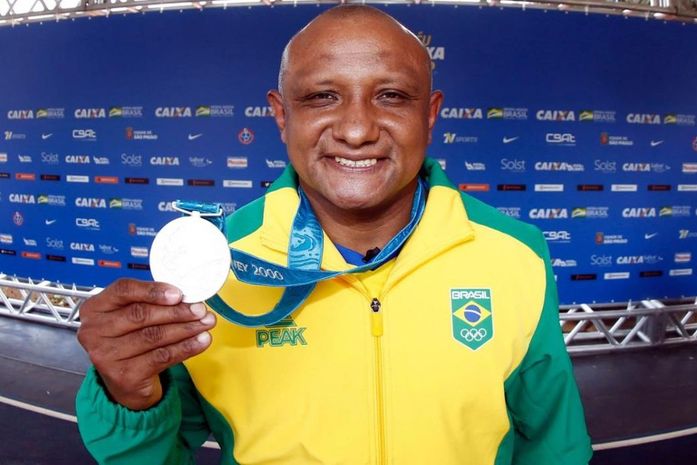 Após 20 anos de espera, Cláudio Roberto Sousa recebe medalha olímpica