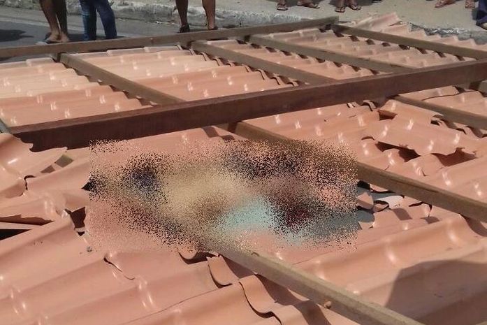 Ciclista morre após telhado de loja se soltar
