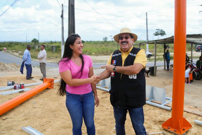 Secretária Gabriela Gonçalves e o prefeito de Rio Largo vistoriaram a implantação e revitalização dos abrigos de ônibus