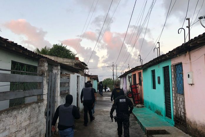Quatro pessoas são presas em operação acusadas de assalto