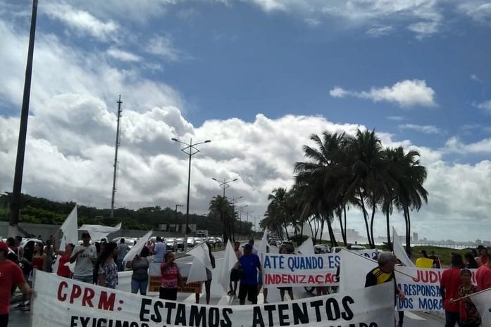 Pinheiro: moradores realizam protesto em frente à Braskem e pedem bloqueio dos R$6,7 bi