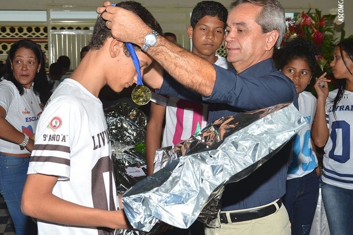 Prefeitura de Cajueiro realiza eventos no dia do estudante e premia aluno escola 10