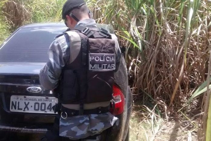 Veículo foi localizado em canavial (Foto: 1ª Cia)