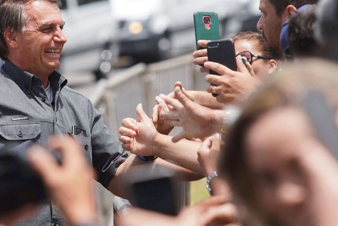 Bolsonaro diz que vai desonerar folha do setor de saúde