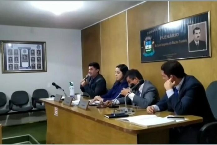 Vereadores envolvidos em confusão na Câmara de Atalaia alegam "manobra" para aprovação de projeto