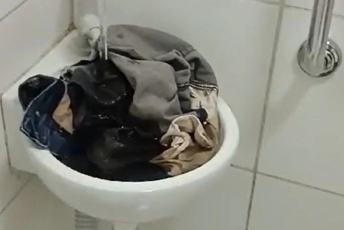 Homem realiza protesto lavando roupas na sede de concessionária em União dos Palmares