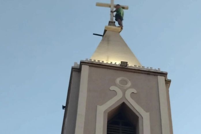 Decorridos 14 horas, homem segue na torre na igreja de Santo Antônio no bairro Cacimbas em Arapiraca
