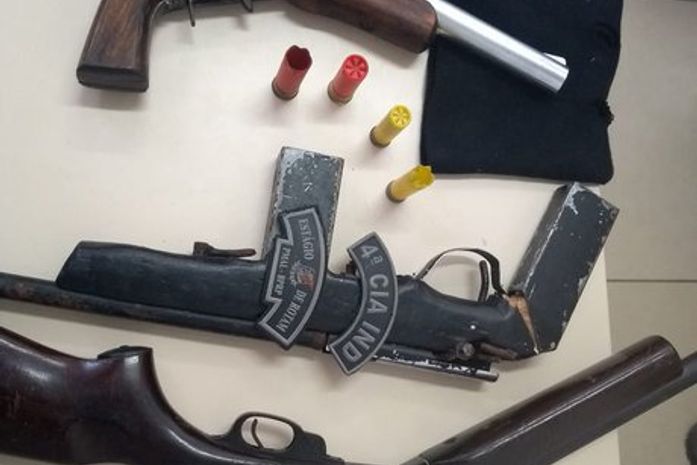 Armas apreendida com a dupla.