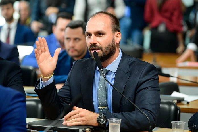 Entenda por que o STF pode confiscar o passaporte do Deputado Federal Eduardo Bolsonaro
