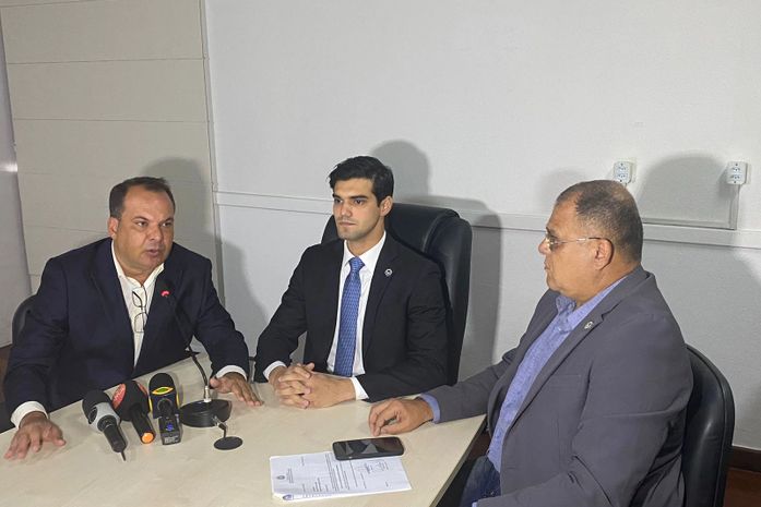 Vereadores durante coletiva de imprensa