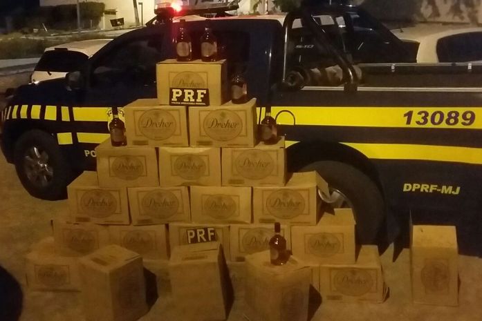 Durante operação, PRF apreende 300 garrafas de conhaque falsificado