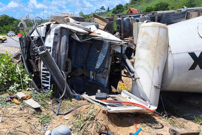 Bombeiros resgatam vítima de capotamento na divisa entre Alagoas e Pernambuco