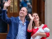 Com um vestido vermelho, Kate fez uma breve aparição para os jornalistas e diversas pessoas que estavam reunidas em frente ao centro médico
