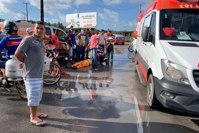 Acidente envolvendo carro e moto deixa um homem ferido