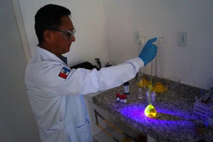 Perito criminal de Alagoas produz reagente para detectar manchas de sangue