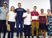 Prefeito Eraldo (camisa branca) com  Jaedson Antônio com o título de matemática