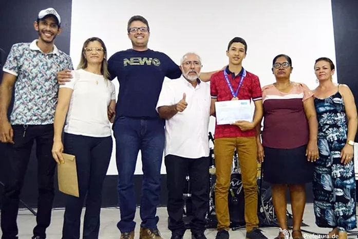 Prefeito Eraldo (camisa branca) com Jaedson Antônio com o título de matemática