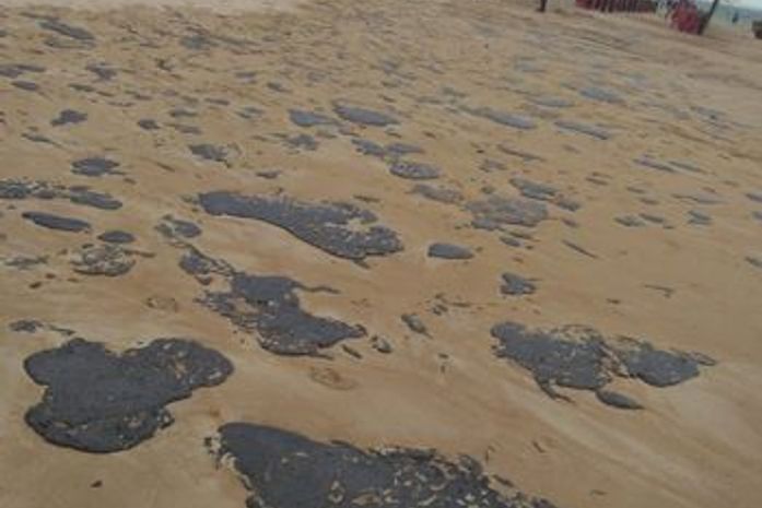 Manchas de óleo se espalharam por praias da costa nordestina.